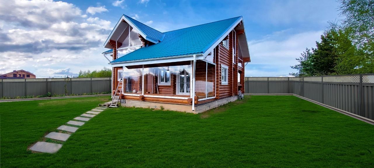 Мягкие окна на веранде загородного дома в городе Карабаново